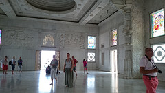 het beeld dat buiten aan de tempel van vishnu is,  schijnt door naar binnen