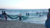 Vissers aan het werk op het strand van Uppuveli