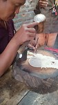 Voor het maken van het patroon in de wajang pop gebruiken ze wielspaken