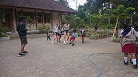 Even voetballen met de schoolkinderen