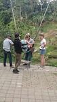 Kim checkt of Kiki goed gezekerd is voor de Bali swing