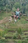 Kiki schommelt bij de Bali swing boven de rijstterrassen