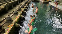 Bij de waterstralen van Tirta Empul