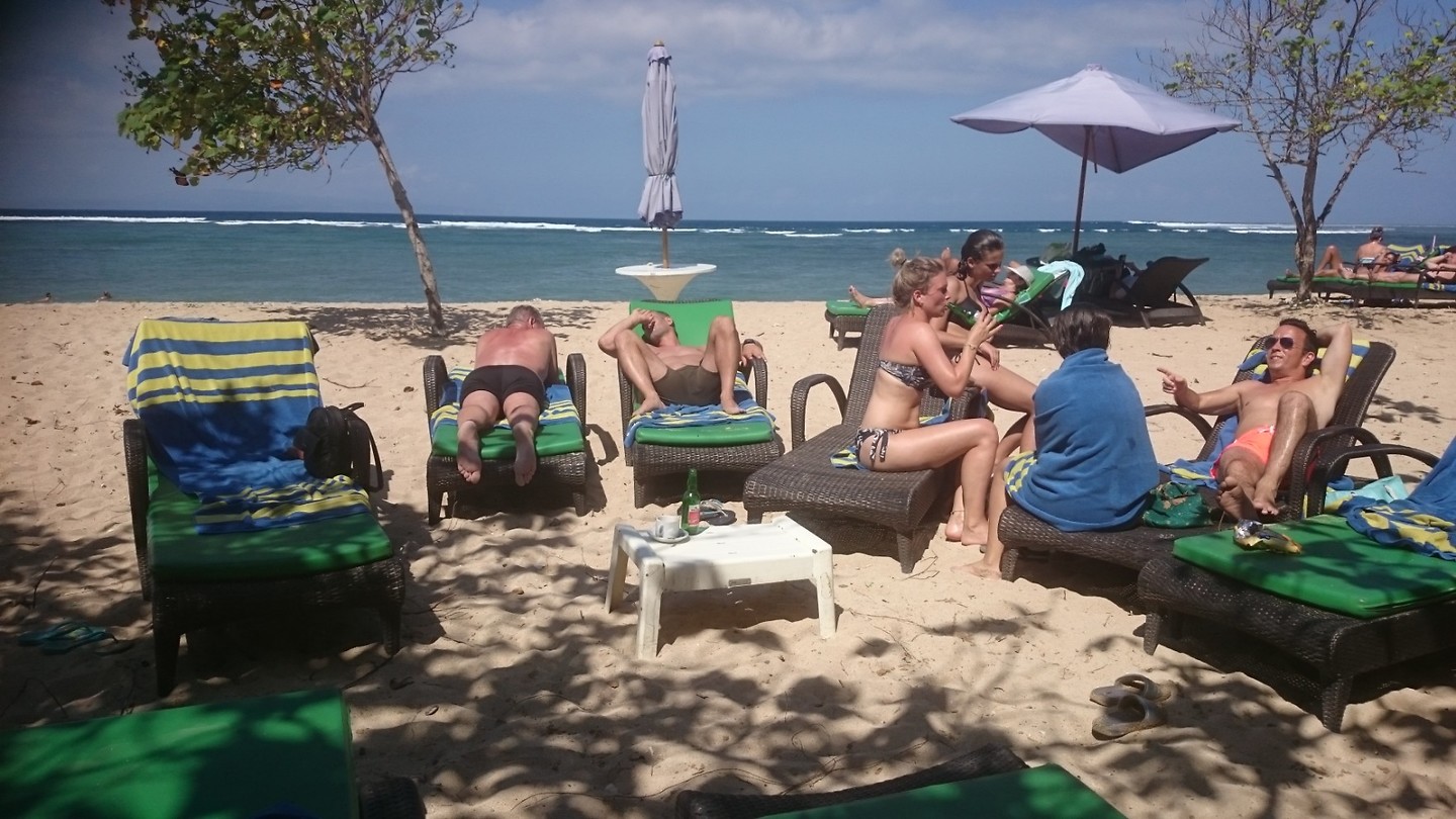 Relaxen aan het strand van Sanur