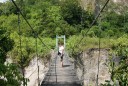 Hangbrug over de rivier beneden in de canyon.