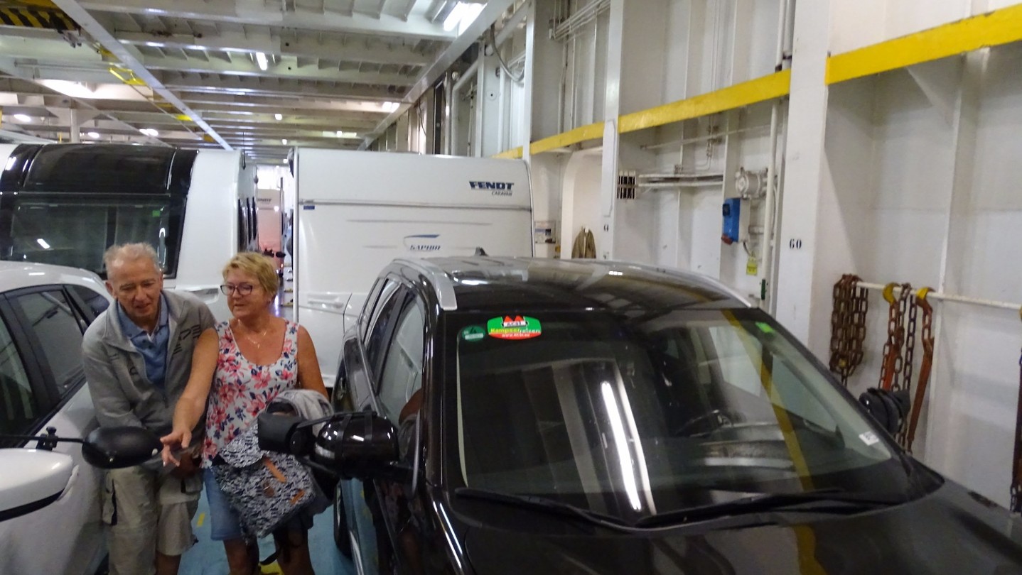 Auto en caravan ingescheept