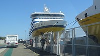 Een caravan naast een ferry