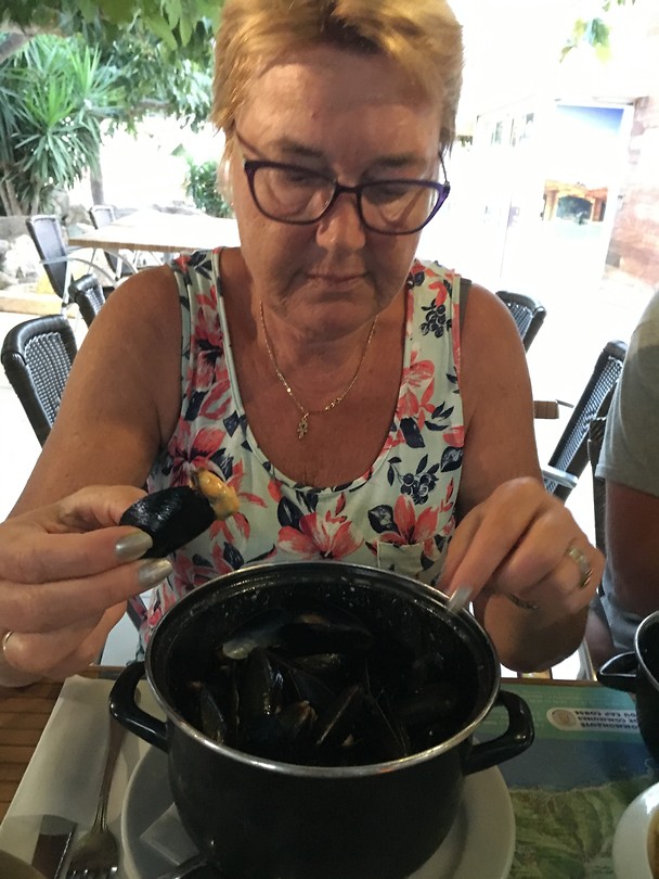 Hetty eet mosselen