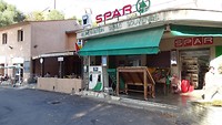 Terras, benzinepomp en supermarkt in één