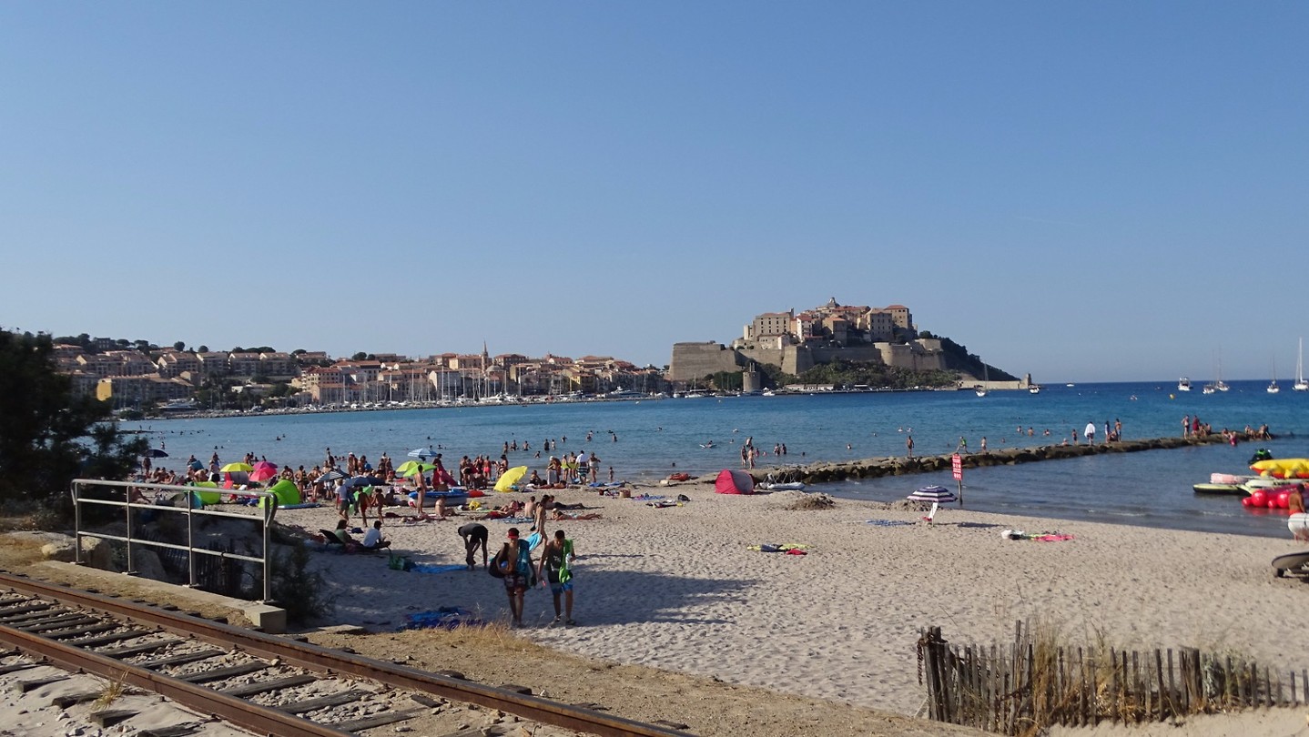 Calvi vanaf het strand bij de camping