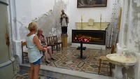 Hetty en Iolanda in een kerk bij het citadel