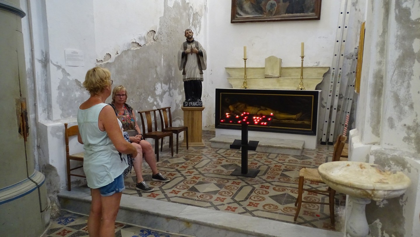 Hetty en Iolanda in een kerk bij het citadel
