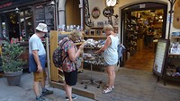 Hetty koopt tas en jurk