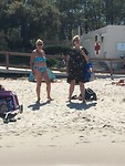 Hetty en Iolanda op het strand van Calvi