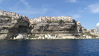 De oude stad Bonifacio op de rotsen