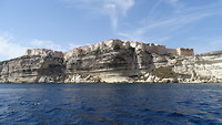 De oude stad Bonifacio op de rotsen