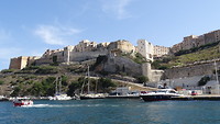De oude stad Bonifacio op de rotsen