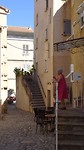 Oma op het balkon