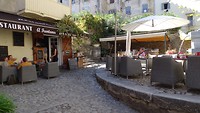 Restaurantje bij mooie fontein