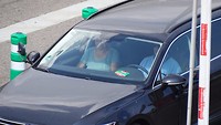André & Els in hun auto op de kade