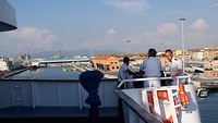 Stuurlui in actie bij het aanmeren in Livorno