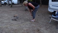 Hetty met bijna-tamme konijntjes