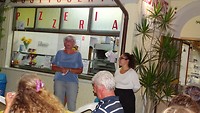Jeanine bedankt de catering voor de perfecte verzorging