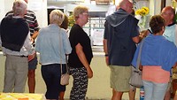 Het echte afscheid: handen schudden en zoenen