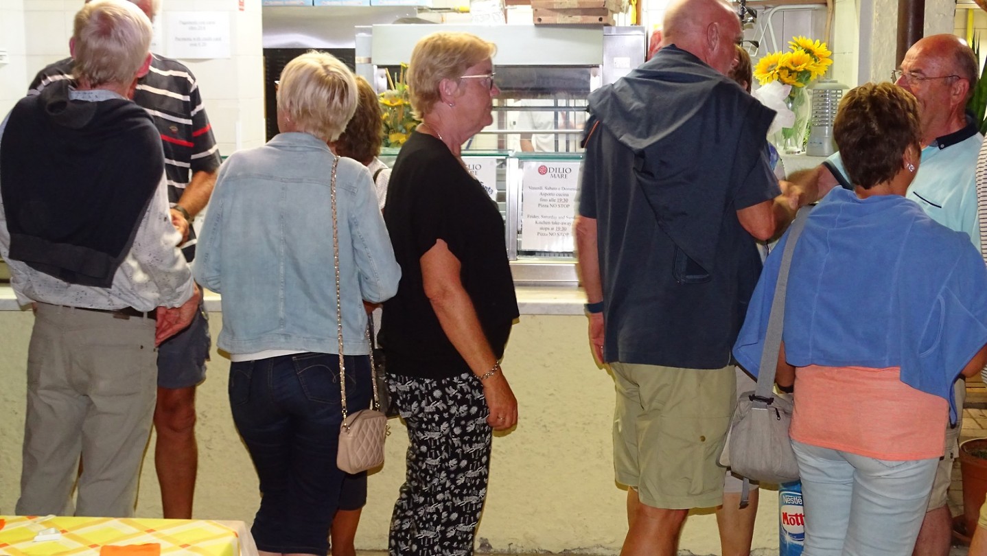 Het echte afscheid: handen schudden en zoenen