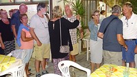 Het echte afscheid: handen schudden en zoenen