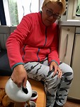 Broodjes en koffie nuttigen in de caravan vanwege de regen