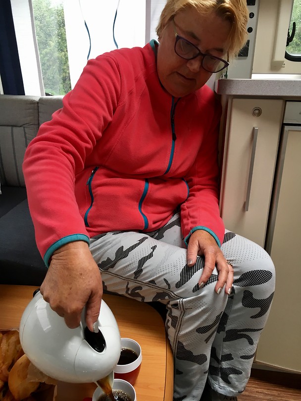 Broodjes en koffie nuttigen in de caravan vanwege de regen