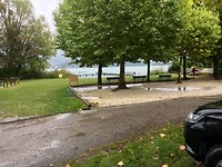 Uitzicht vanaf de caravan op het Meer van Annecy