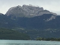 Sneeuw op de bergtop bij Annecy