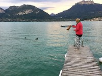 Hetty voert de hongerige eendjes van Annecy