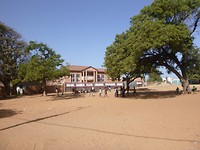 Spelende jeugd in Bakau