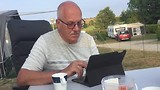 Leo werkt aan een blog