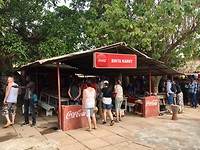 Koffie drinken op de markt van Banjul