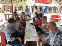 Koffie drinken op de markt van Banjul