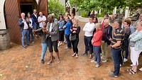 Fles openen met zwaard bij Wijnboerderij Simonsig bij Stellenbosch