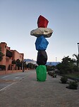 Stenen kunstwerk bij ingang van Parque Rio