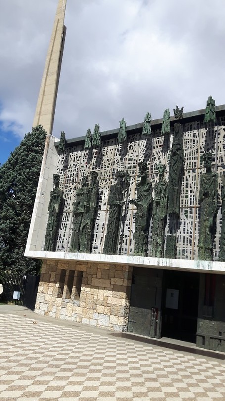 Super mooie moderne kerk van La Virgen del Camino