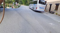 Duitse toeristen/pelgrims worden door touringcar afgezet voor de laatste 10 km