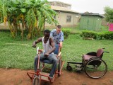 Spelen met de tricycles bij the office met Robert.