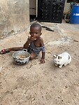 Sani eet rijst.