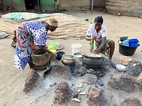 Aisha en Azare koken tz.