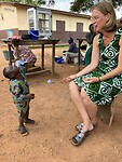 Met Sule, die ws een van de kinderen is die bij de school van het project komt.