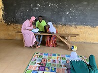 Madam Leinat met Adanan en Wariah.