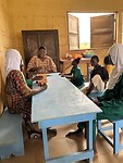 Madam Rahma leest een bijbelverhaal voor.