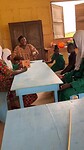 Madam Rahma leest een bijbelverhaal voor in de klas.